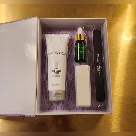 NEW Beauty Frizz Lavender Manicure Set - Picture 3 of 4